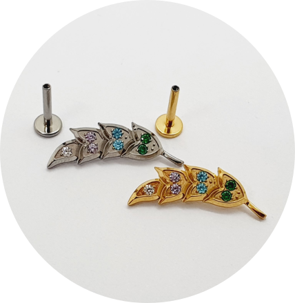Labret Folha Zircônias cravejadas Multicor - Natural e PVD Gold
