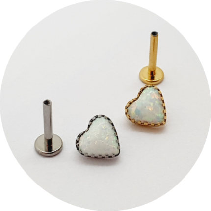 Labret Coração Opala Branca na garra - Natural e PVD Gold
