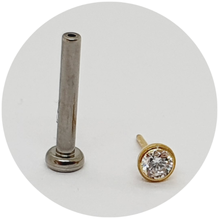 Labret Zircônia fundo abaulado PVD Gold - Push Pin - Haste natural