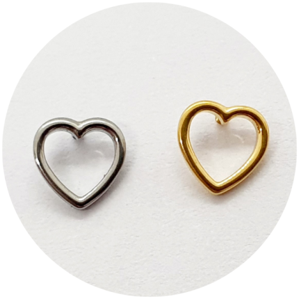 Labret Coração Vazado fino - Natural e PVD Gold - Haste em titânio natural