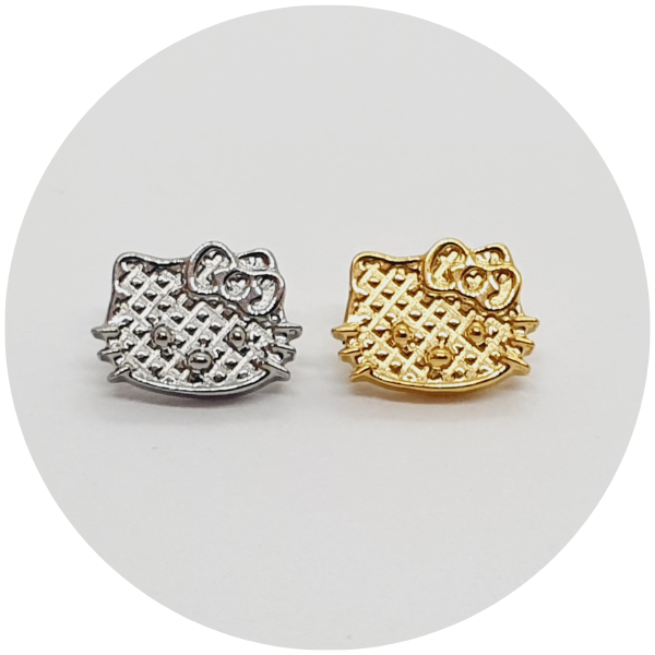 T2509-2727 Coleção Hello Kitty - Labret Hello Kitty texturizado - Natural ou PVD Gold - Imagem 1